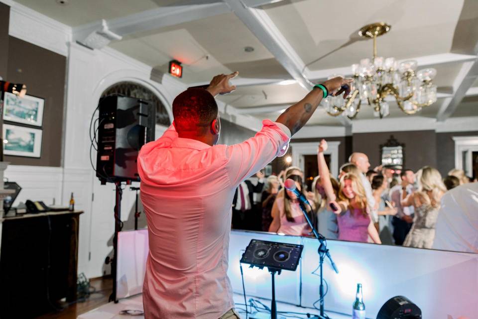 Wedding Dj Guide: Top Tips For Your Big Day