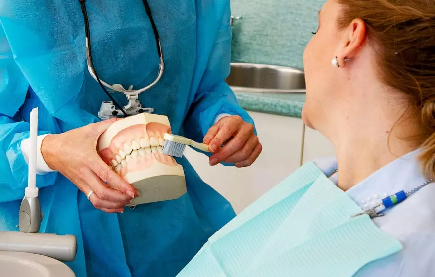 How To Properly Brush Teeth: Dentist Tutorial